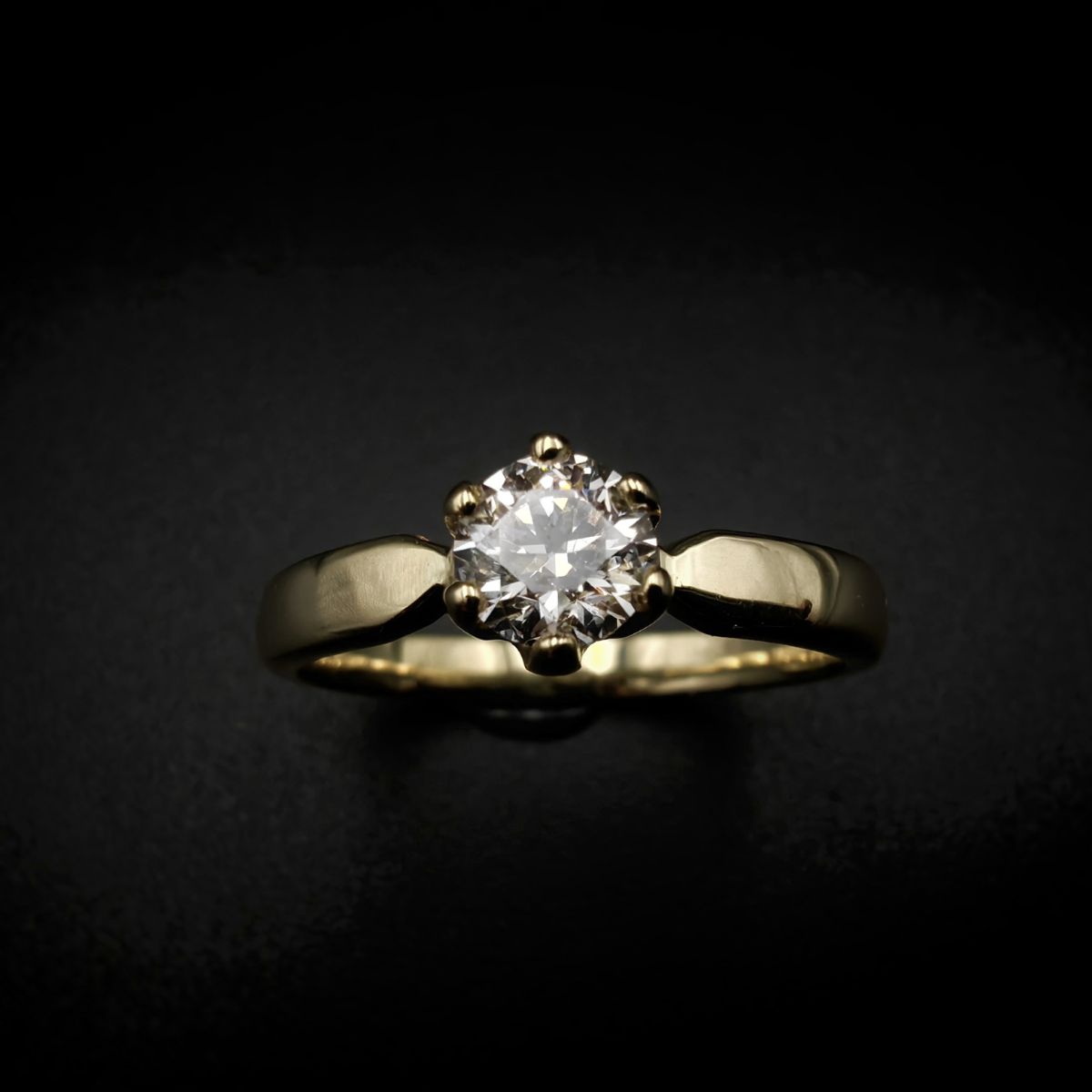 zaročni prstan z diamantom