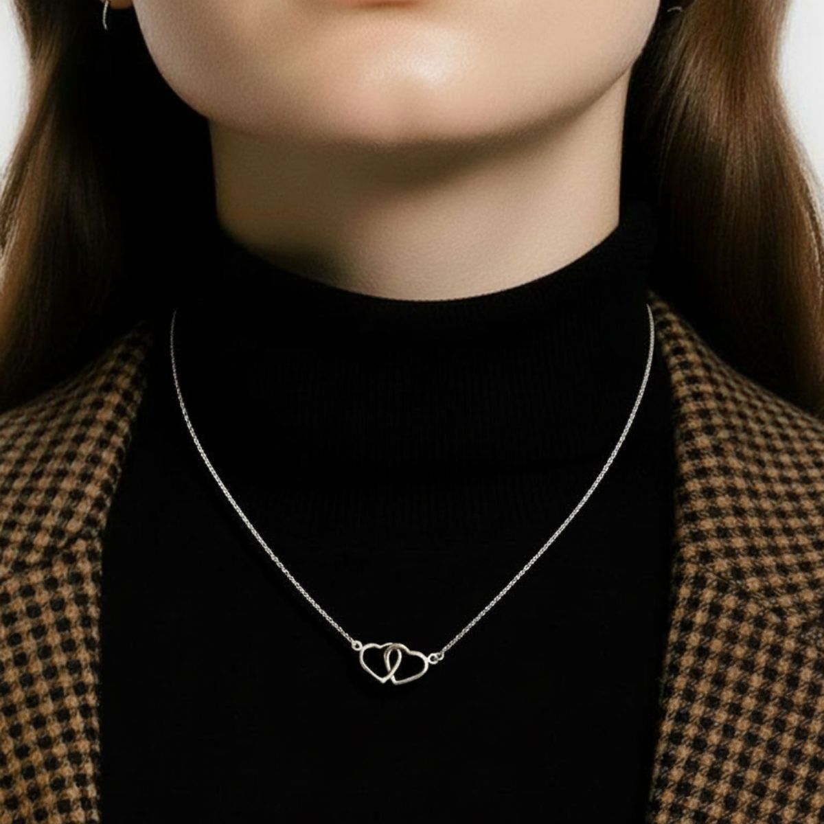 srebrna verižica prepleteni srčki